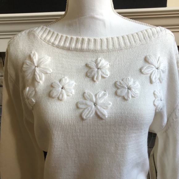 NWT New York and Company cream sweater with floral pattern size large - Picture 2 of 5